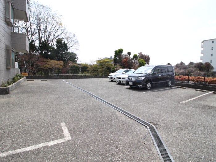 物件外観写真3　(駐車場)