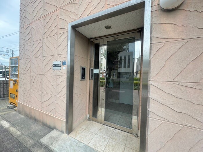 物件外観写真6　(エントランス部分)