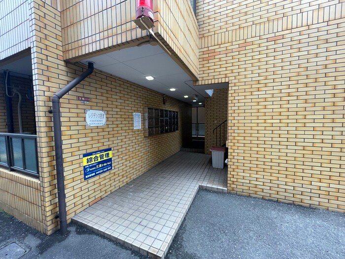 物件外観写真3　(エントランス部分)