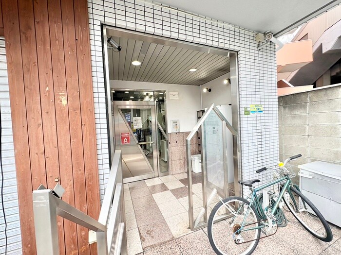 物件外観写真3　(エントランス部分)