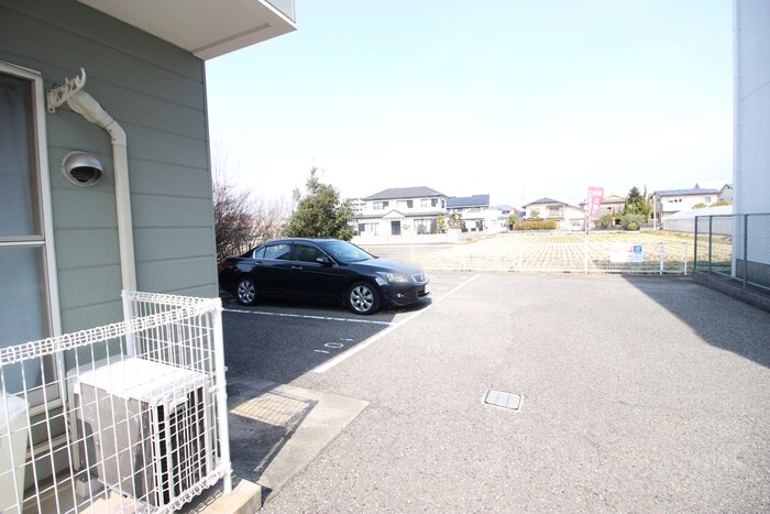 物件外観写真2　(駐車場)