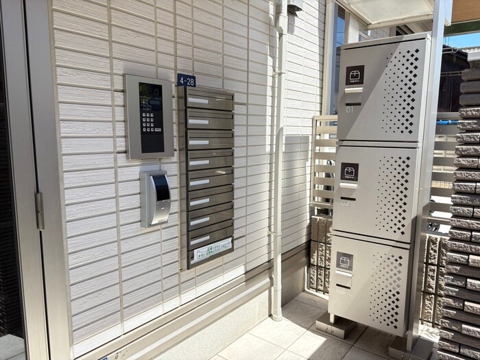 物件外観写真3　(エントランス部分)