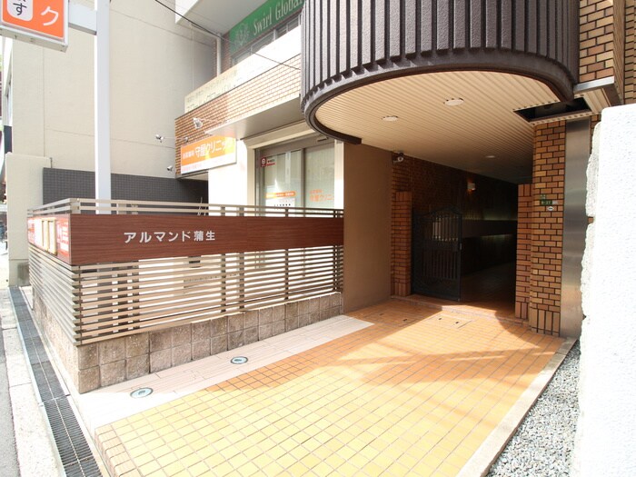 物件外観写真2　(エントランス部分)