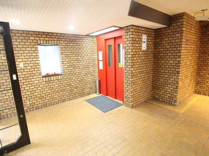 物件外観写真4　(エントランス部分)