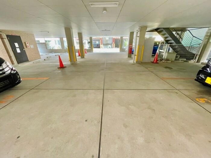 物件外観写真3　(駐車場)