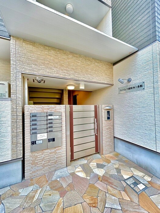 物件外観写真6　(エントランス部分)