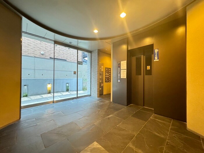 物件外観写真2　(エントランス部分)