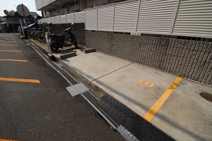 物件外観写真4　(駐車場)