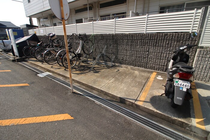 物件外観写真5　(駐輪場)