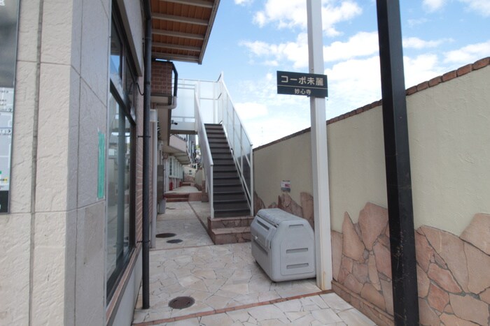 物件外観写真2　(エントランス部分)