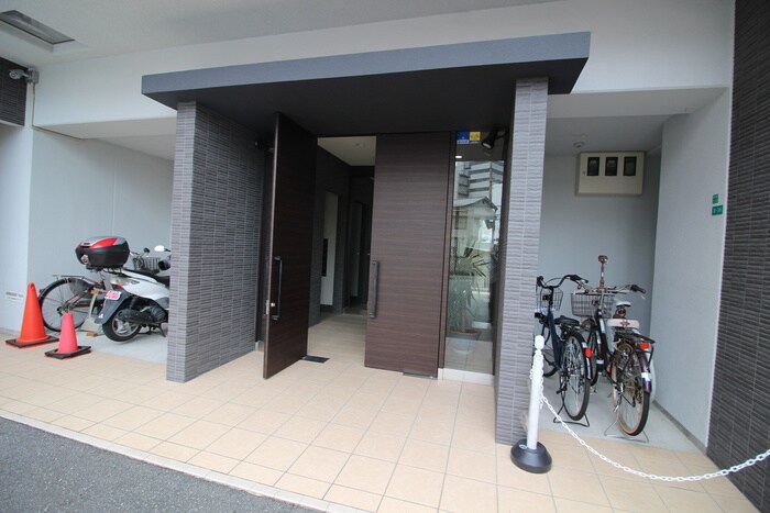 物件外観写真2　(エントランス部分)