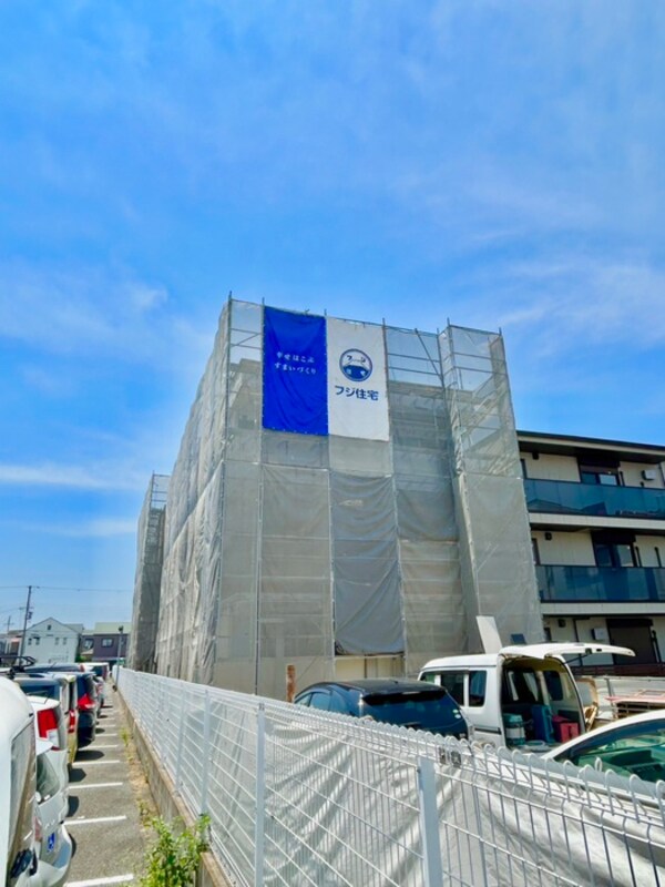 建築中