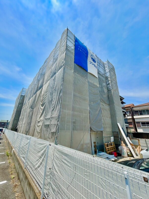 建築中