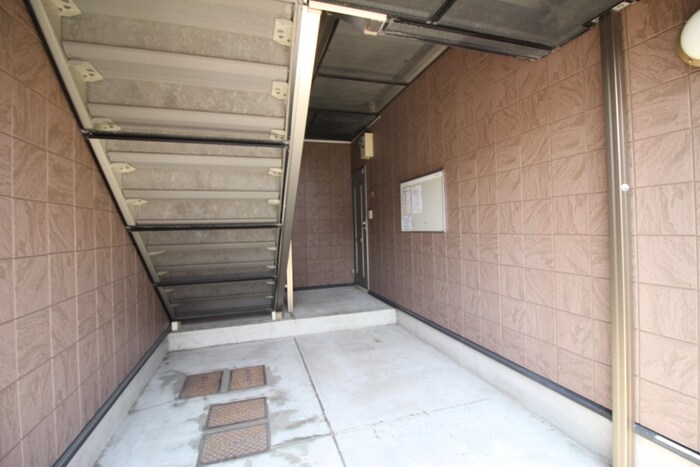 物件外観写真3　(エントランス部分)