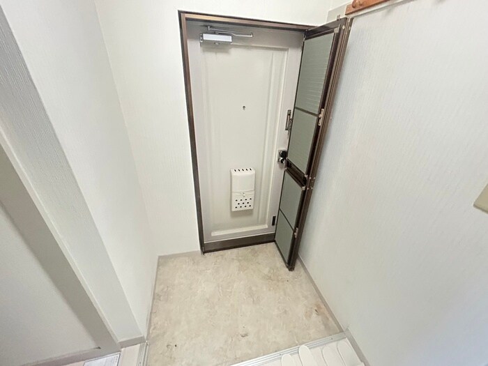 物件内観写真4　(玄関)