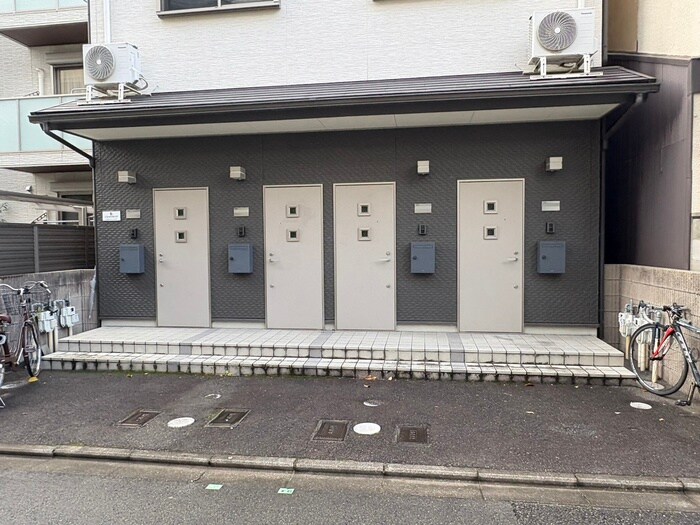 物件外観写真4　(エントランス部分)