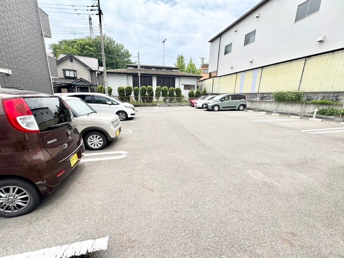物件外観写真4　(駐車場)