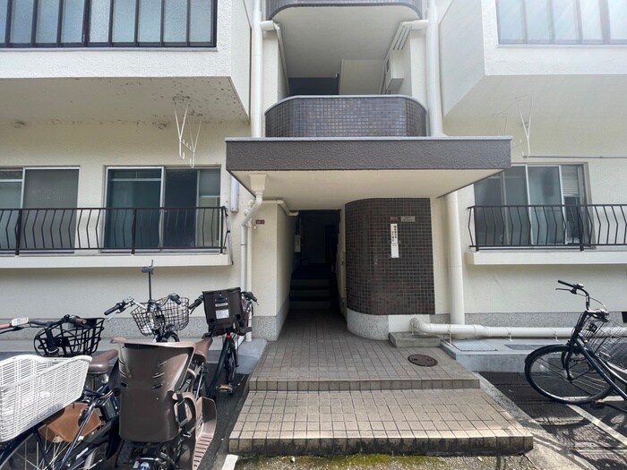 物件外観写真4　(エントランス部分)