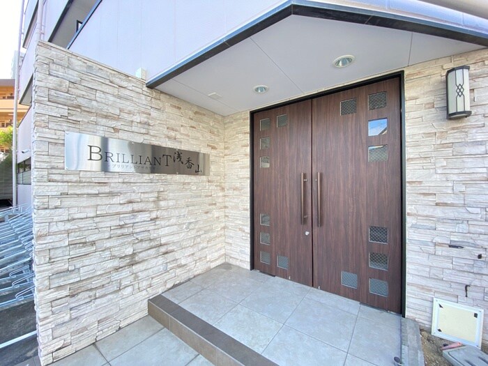 物件外観写真2　(エントランス部分)