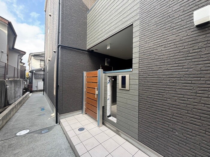 物件外観写真2　(エントランス部分)