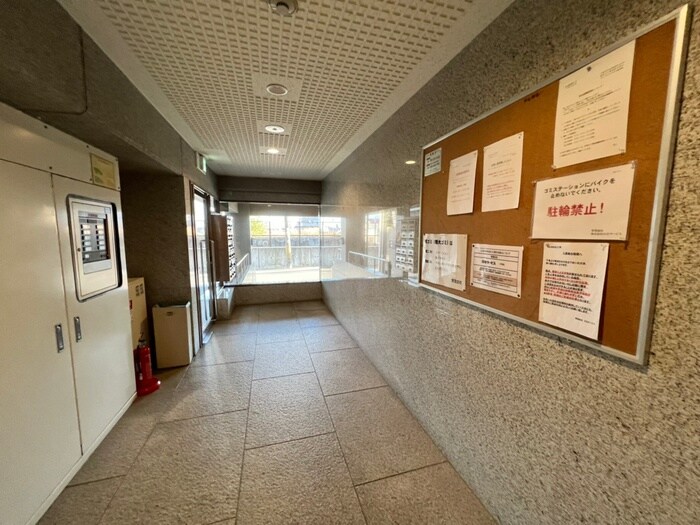 物件外観写真5　(エントランス部分)