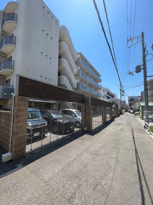 物件外観写真4　(駐車場)