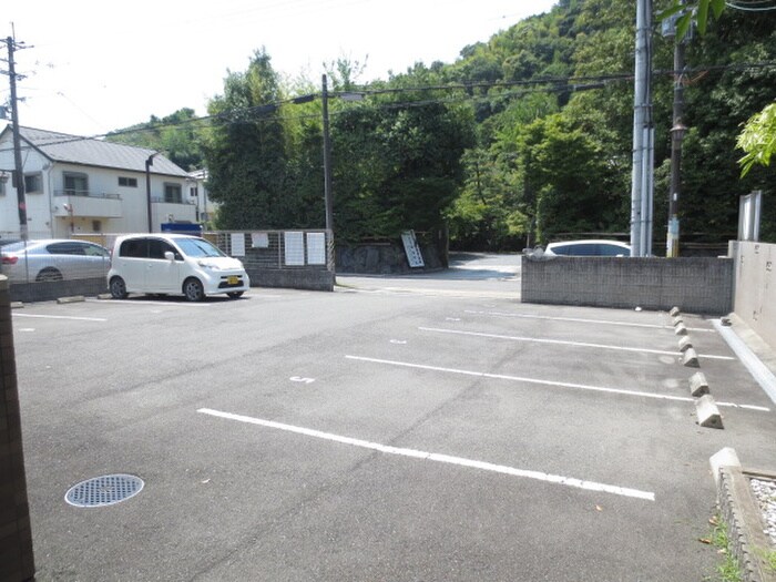 物件外観写真3　(駐車場)