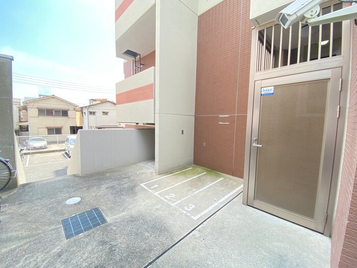 物件外観写真4　(バイク置き場)