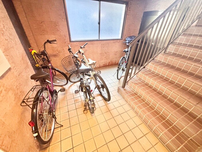 物件外観写真2　(駐輪場)
