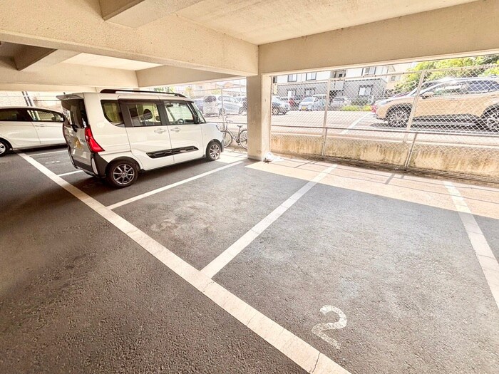 物件外観写真3　(駐車場)