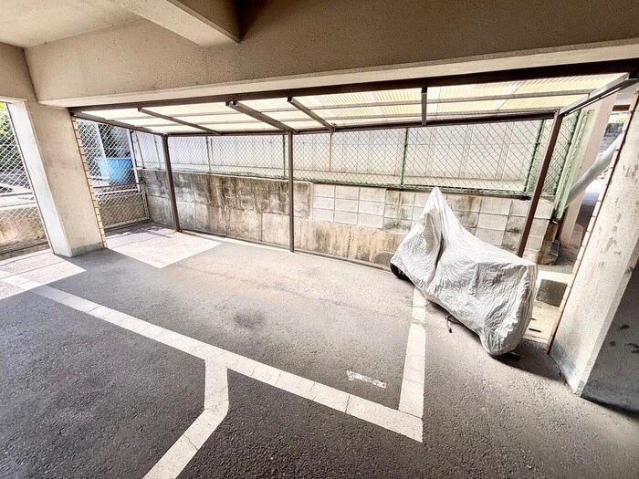 物件外観写真4　(バイク置き場)