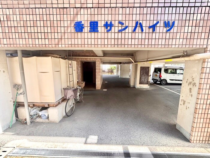 物件外観写真6　(エントランス部分)