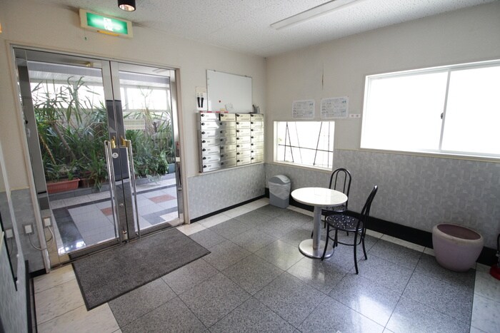 物件外観写真2　(エントランス部分)