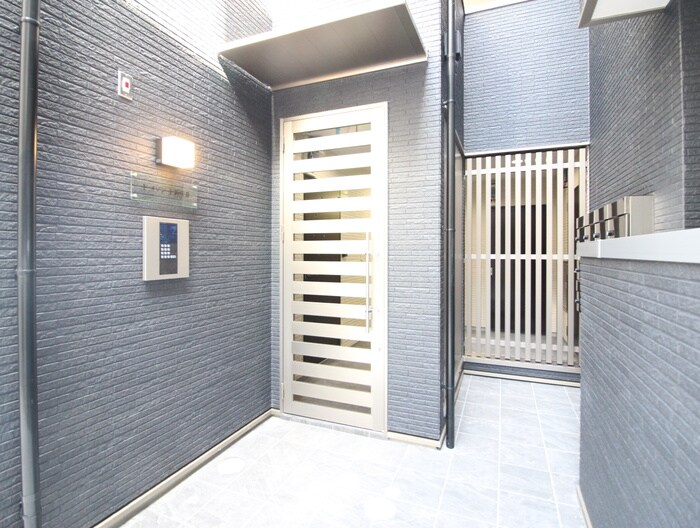 物件外観写真2　(エントランス部分)