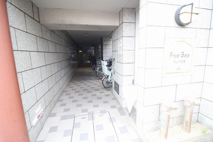 物件外観写真2　(エントランス部分)