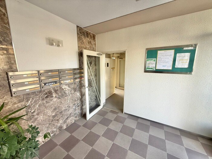 物件外観写真4　(エントランス部分)