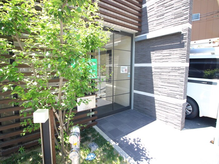 物件外観写真6　(エントランス部分)