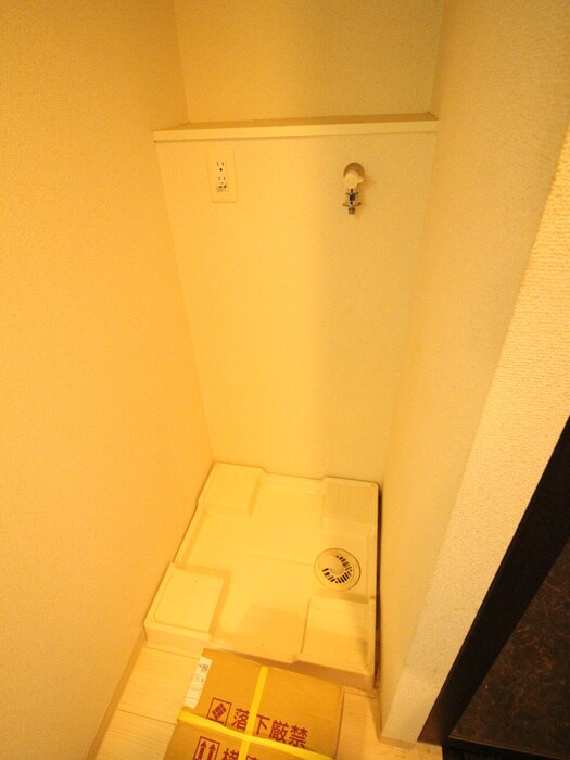 物件内観写真12　(洗濯機置場)