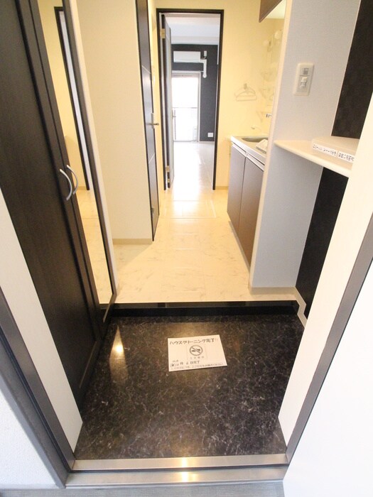 物件内観写真16　(玄関)