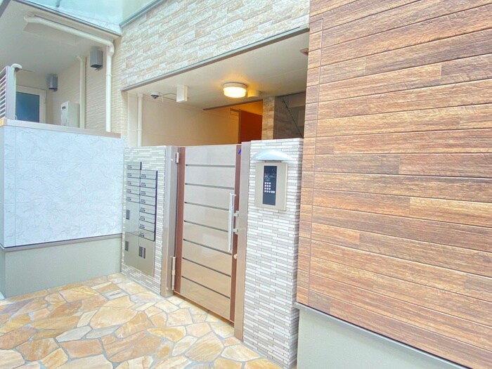 物件外観写真2　(エントランス部分)