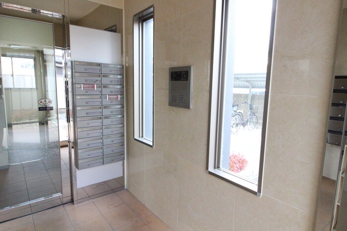 物件外観写真2　(エントランス部分)