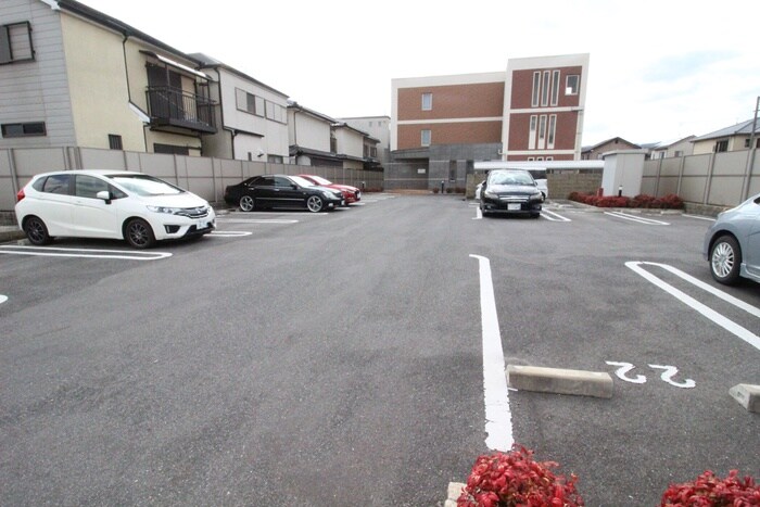 物件外観写真3　(駐車場)