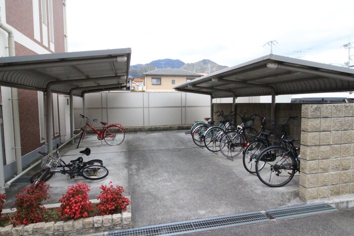 物件外観写真4　(駐輪場)