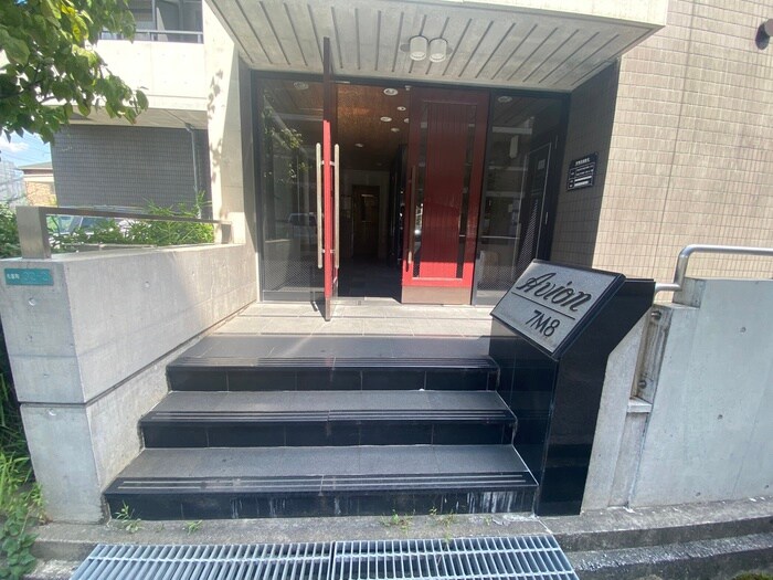 物件外観写真3　(エントランス部分)