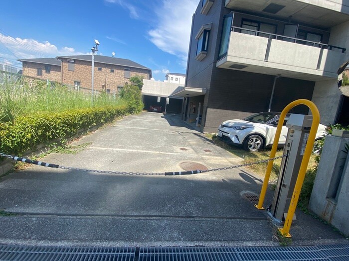 物件外観写真5　(駐車場)