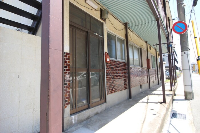 物件外観写真2　(エントランス部分)