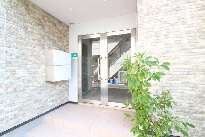 物件外観写真2　(エントランス部分)