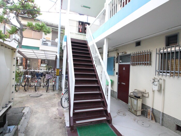 物件外観写真3　(エントランス部分)