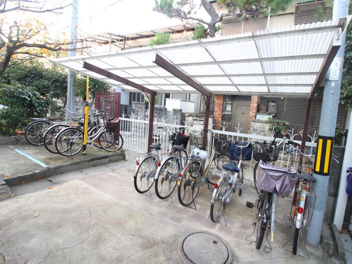 物件外観写真4　(駐輪場)