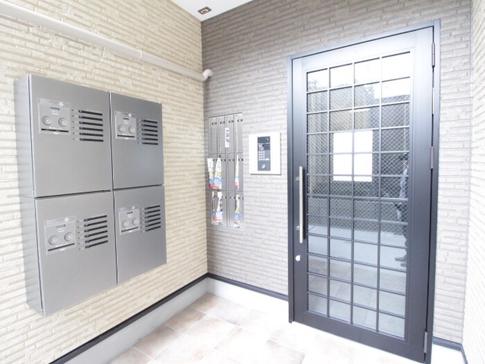 物件外観写真3　(エントランス部分)